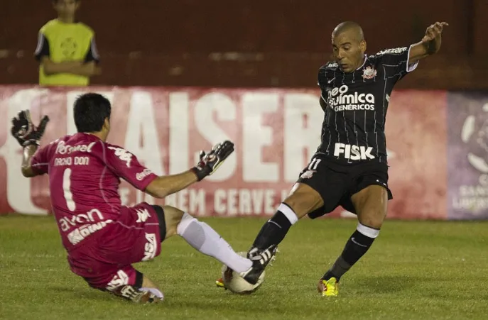 Com a Fiel em peso, Corinthians vencia Nacional no Paraguai e garantia classificação antecipada na Libertadores-2012 há oito anos