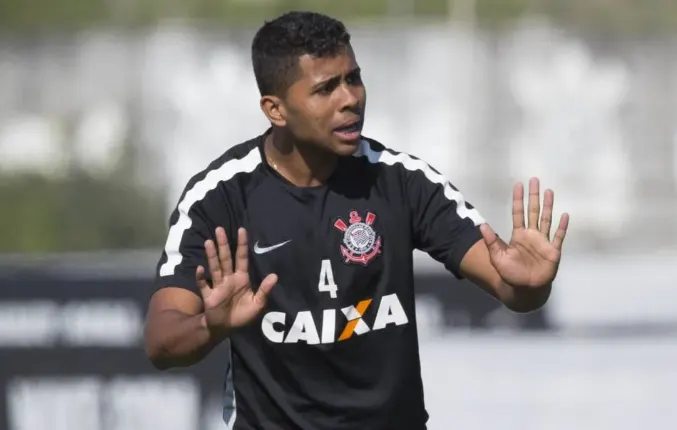 Corinthians vai pagar R$ 60 mil a zagueiro que atuou por 45 min em quase 5 anos