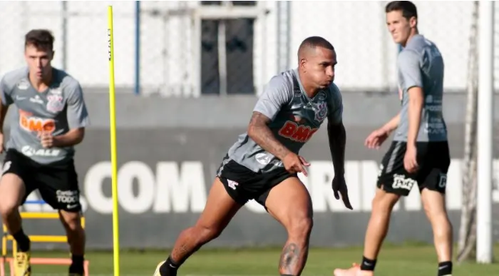 Mais que bola parada: Otero caiu na graça por já entender o Corinthians