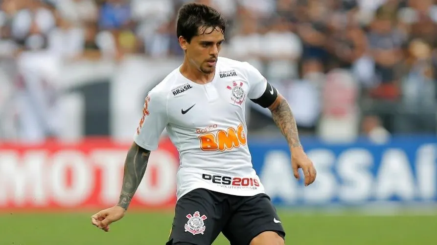 Fagner pede atenção a detalhes para Corinthians ampliar 