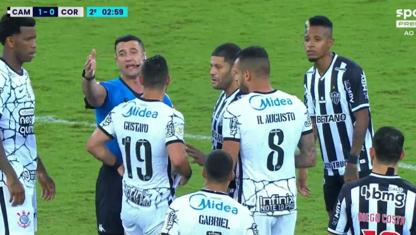 Giuliano, do Corinthians, erra camisa na volta do intervalo e leva