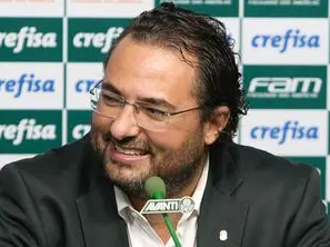 Palmeiras compra zagueiro e acerta vínculo até 2023