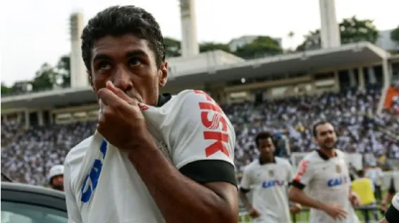 Corinthians acerta com Paulinho e aguarda detalhes para anunciar contratação do volante