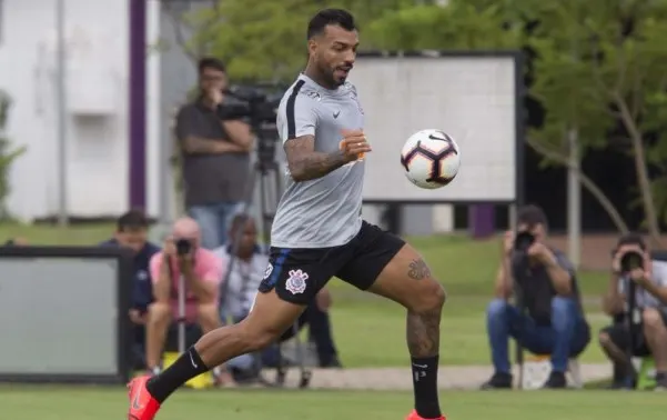 Recuperado, Michel festeja retorno e se coloca à disposição no Corinthians