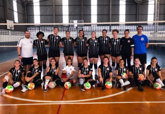 Equipes de base do Corinthians entram em quadra por duas competições no vôlei feminino