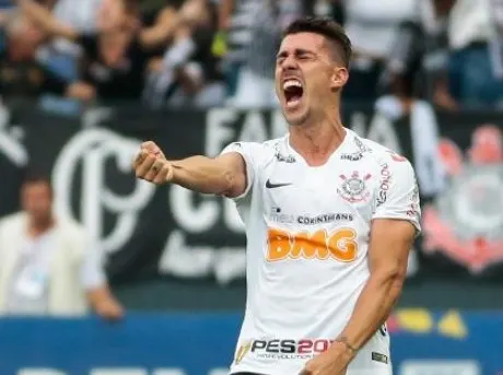 Avelar completa um ano de Corinthians e celebra “contrato longo e justo”