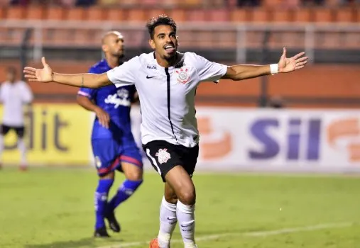 Avaí negocia com o Corinthians para recontratar o atacante Júnior Dutra