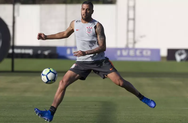 Osmar Loss relaciona 23 jogadores para o clássico Majestoso