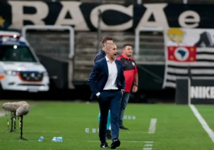 Em estreia pelo Corinthians, Sylvinho observou erros técnicos e de precisão: Temos que ter boa posse