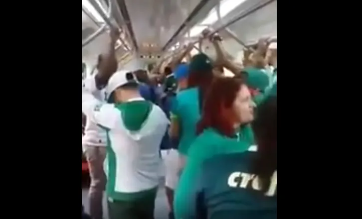 [VÍDEO] Veja o encontro de palmeirenses e cruzeirenses no metrô de São Paulo