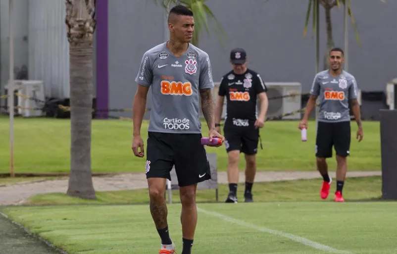 Richard diz que treina todo dia em casa para buscar espaço no Timão