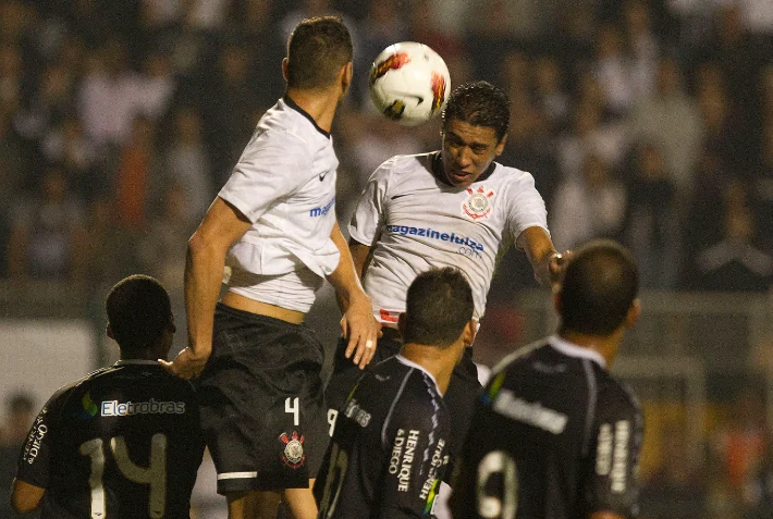 Autor de gol inesquecível contra Vasco pela Libertadores, Paulinho completa 30 anos nesta quarta-feira