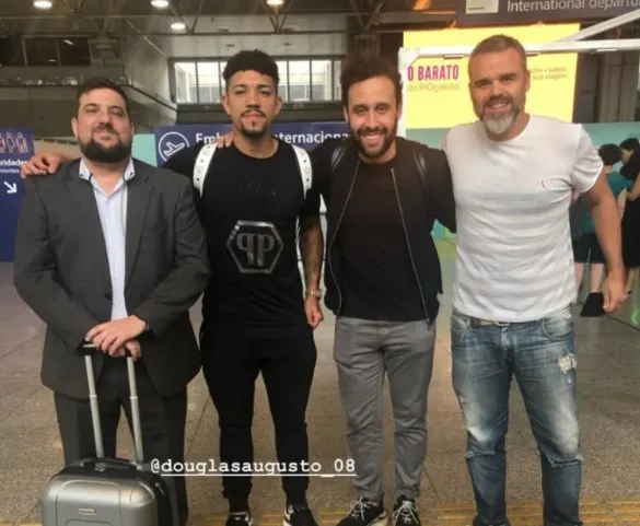 Vendido pelo Corinthians, Douglas posta foto embarcando para a Grécia