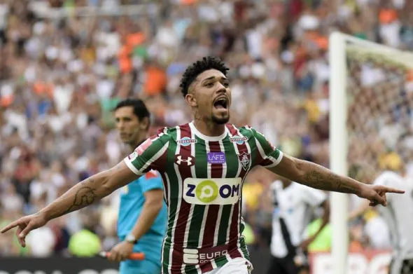Com Corinthians de olho, Douglas não atuou entre os titulares do Fluminense em jogo-treino