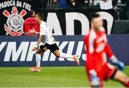 Corinthians vence São Paulo e avança no Brasileiro