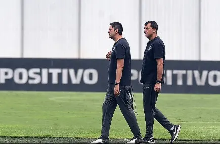 Carille faz mistério e não divulga escalação do Corinthians em Chapecó