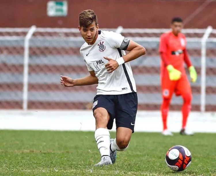 Corinthians pode perder zagueiro de graça para a Fiorentina