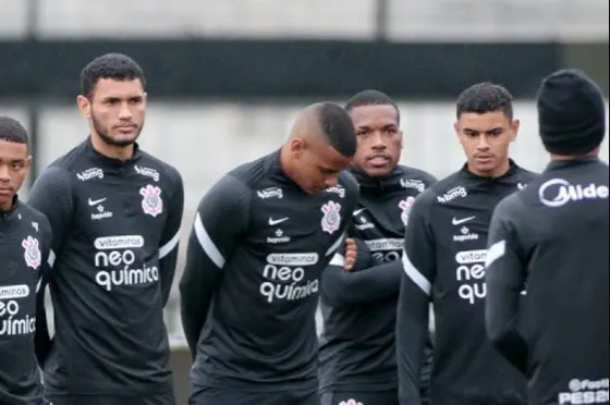 Com novidades, Sylvinho promove treino coletivo de olho no Flamengo