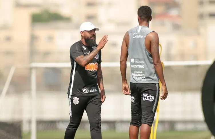 Coelho encara seu primeiro desafio para efetivação no Corinthians