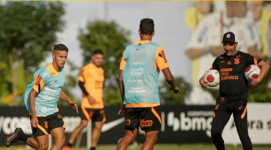 Santos vê contrato no final e se interessa por jovem meia do Corinthians