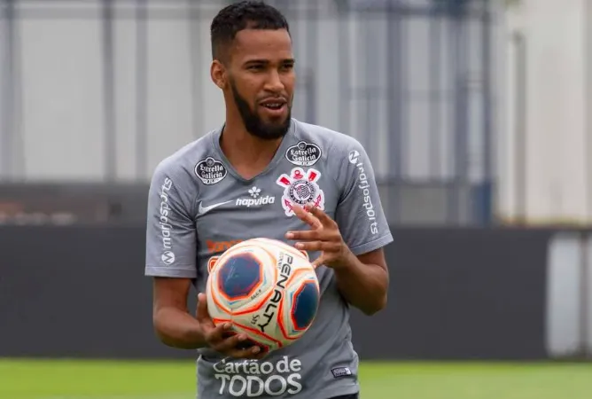 Preparador físico do Corinthians explica quando Everaldo deve suportar 90 minutos