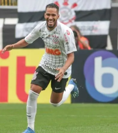 Fora do clássico contra o Santos, Everaldo tem sondagem de dois clubes da Série A