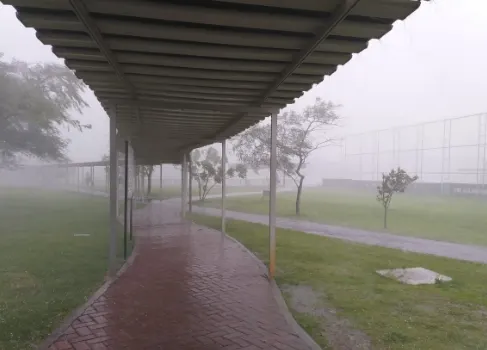 Chuva forte e granizo atrasam treino do Corinthians no CT