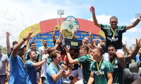 Jogadores do São Paulo aplaudem os do Palmeiras após final da Copa RS