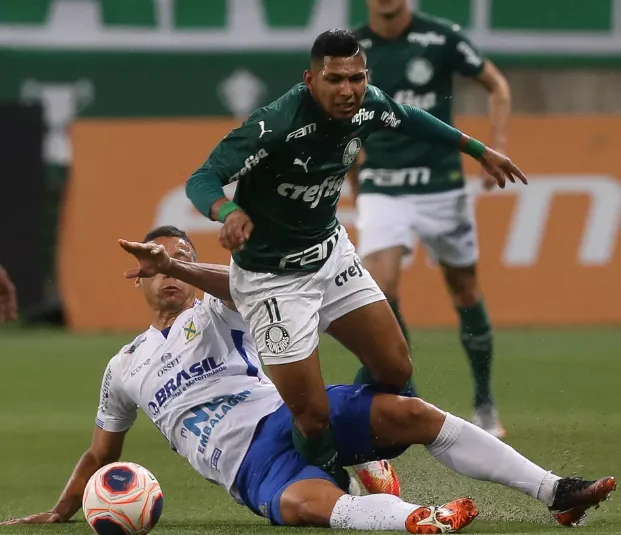 Rony, atacante do Palmeiras, passará por exames após sofrer entorse no tornozelo