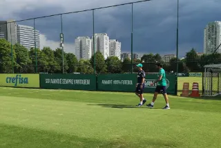 Ainda em recuperação no Palmeiras, Ricardo Goulart faz primeiro trabalho físico em campo