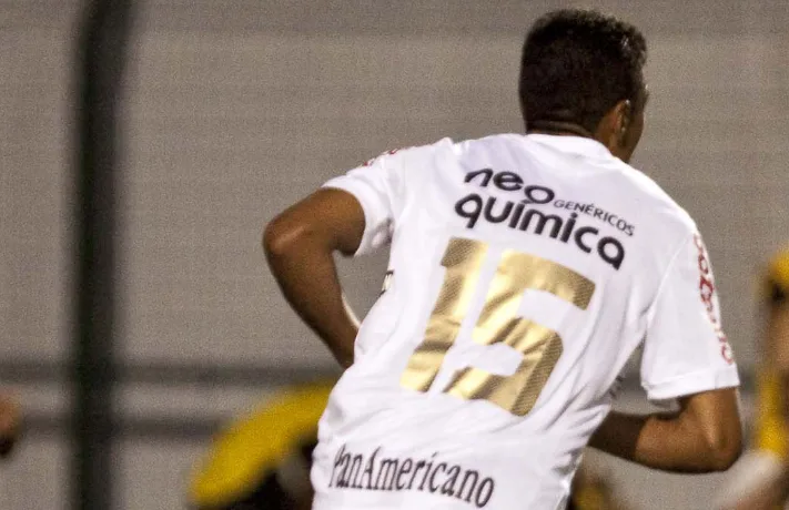 Paulinho marcava primeiro gol no Corinthians há 10 anos