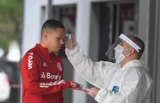 Atletas se manifestam contra volta do futebol. Eles são obrigados a jogar?