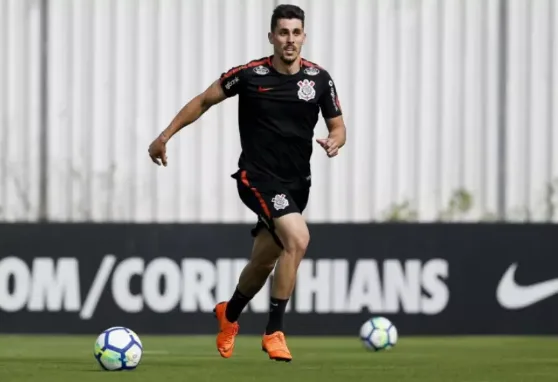 Danilo Avelar impressiona com bola parada e deverá ser o novo batedor de faltas do Corinthians