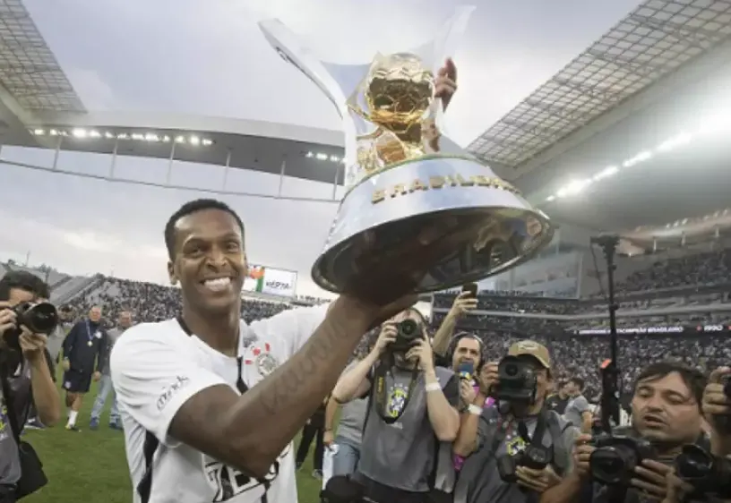 Jô volta a usar conta em rede social e celebra retorno ao Corinthians