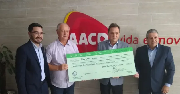 Felipão converte punição do STJD em doação e entrega cheque na AACD