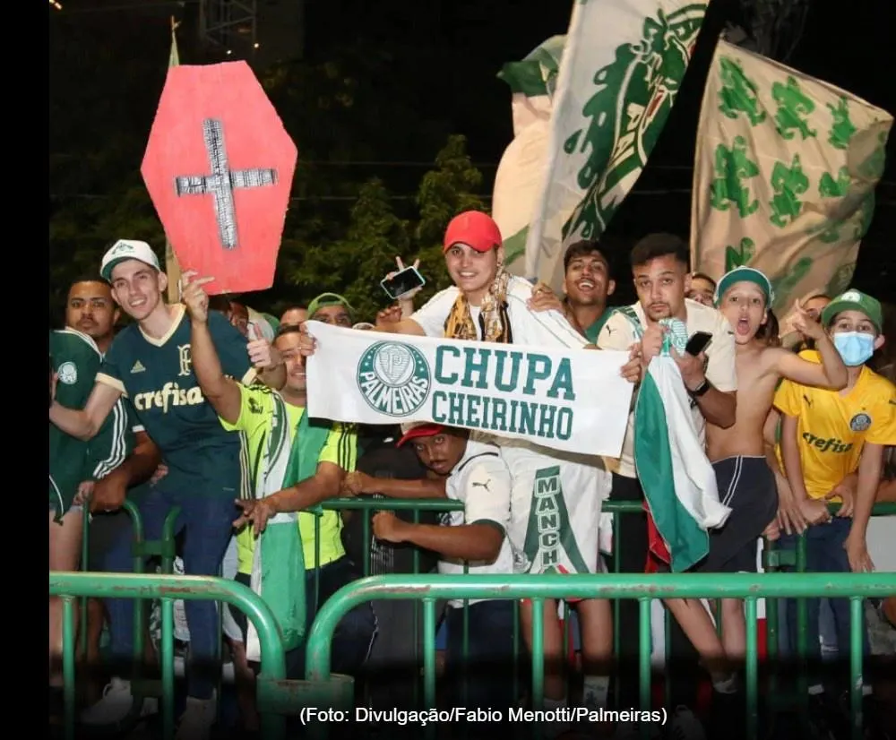 Festa! Em frente ao CT, elenco e torcedores do Palmeiras comemoram título da Libertadores
