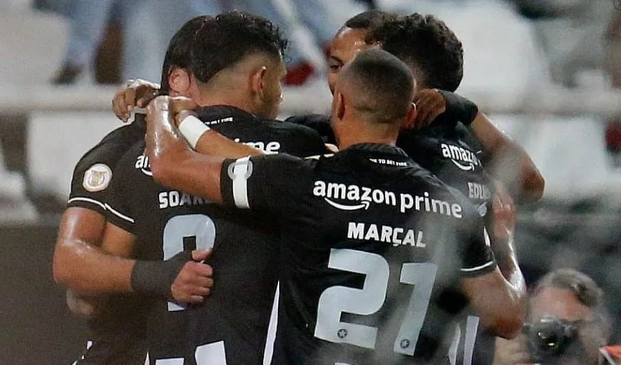 Botafogo vence Corinthians no Nilton Santos e se mantém na liderança do Brasileirão