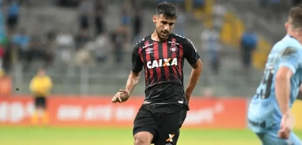 Corinthians e Athletico se acertam, e Camacho fica no Furacão por mais uma temporada