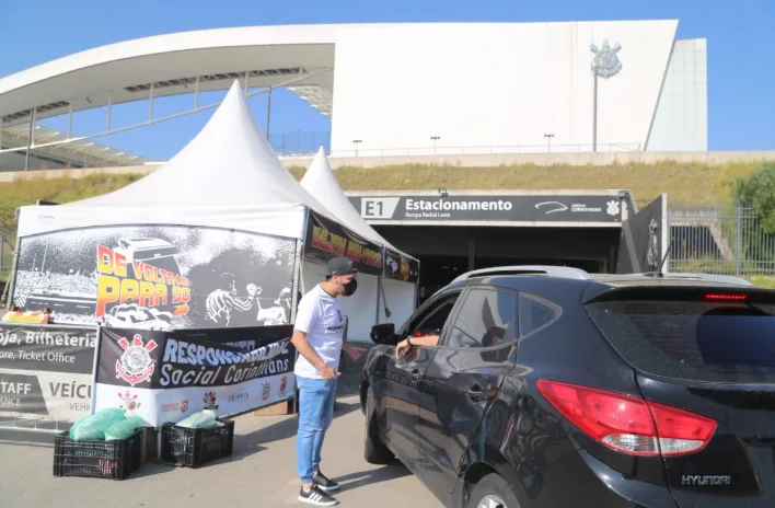 Campanha do Agasalho na Arena Corinthians arrecada cerca de 600 peças de roupas