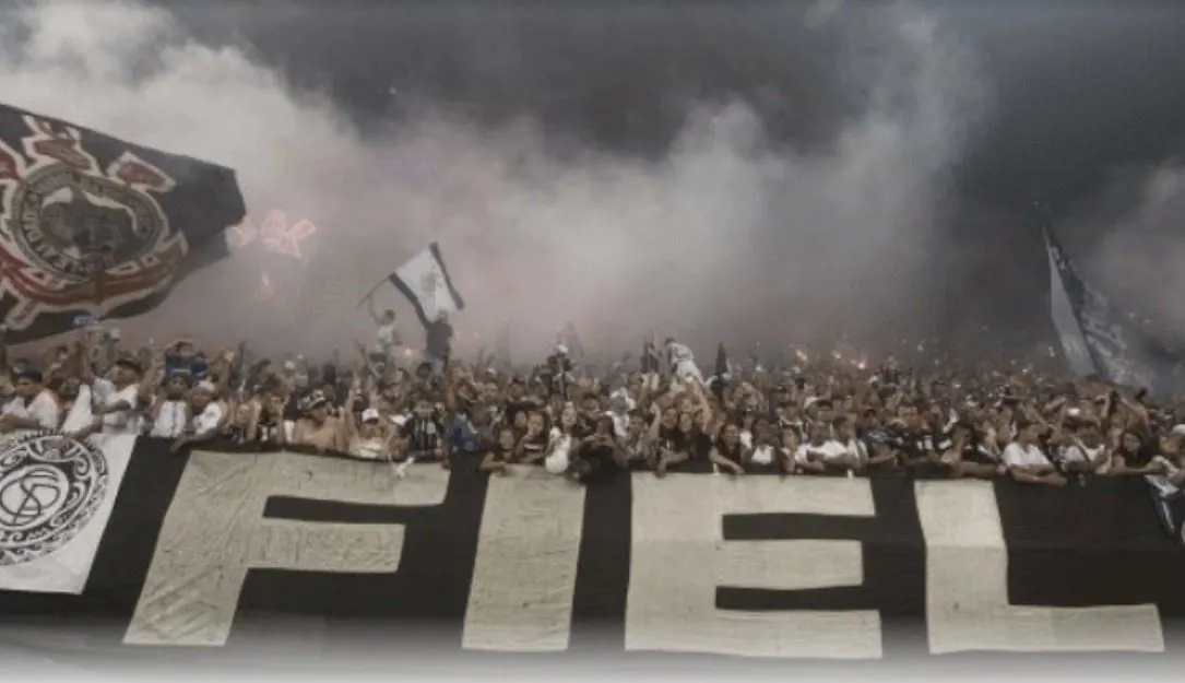 Torcida do Corinthians esquenta o clima com o Grêmio e prepara caixão e coroa de flores para o jogo