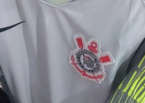 Corinthians vai recolher camisa com tons de verde que revoltou torcida na internet