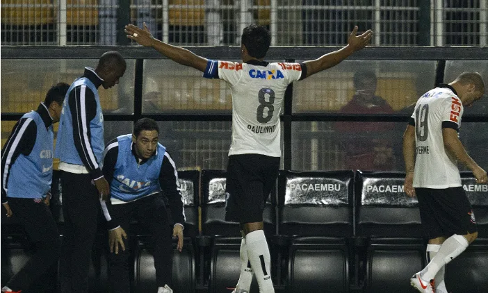 Há sete anos, Paulinho se despedia do Timão marcando gol