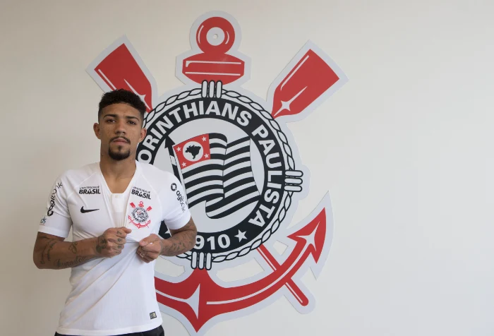 Volante Douglas é o novo reforço do Timão