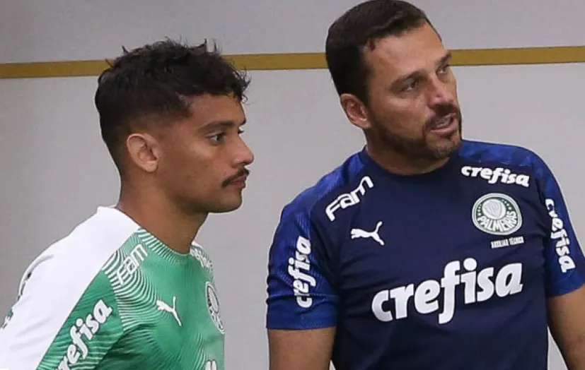 Auxiliar conversa com Scarpa e vê mais espaço como ponta no Palmeiras