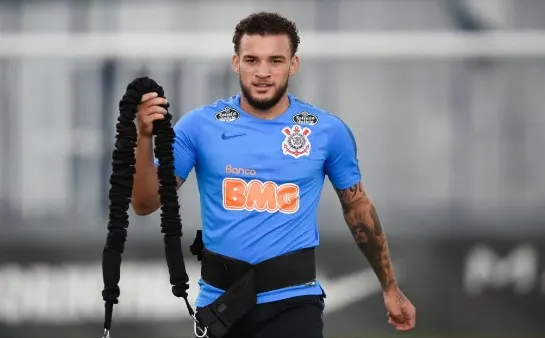 Selecionáveis voltam em tarde de belo gol de André Luis no Corinthians