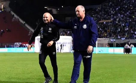 No jogo dos blefes, Felipão leva a melhor com o Palmeiras e atropela Sampaoli