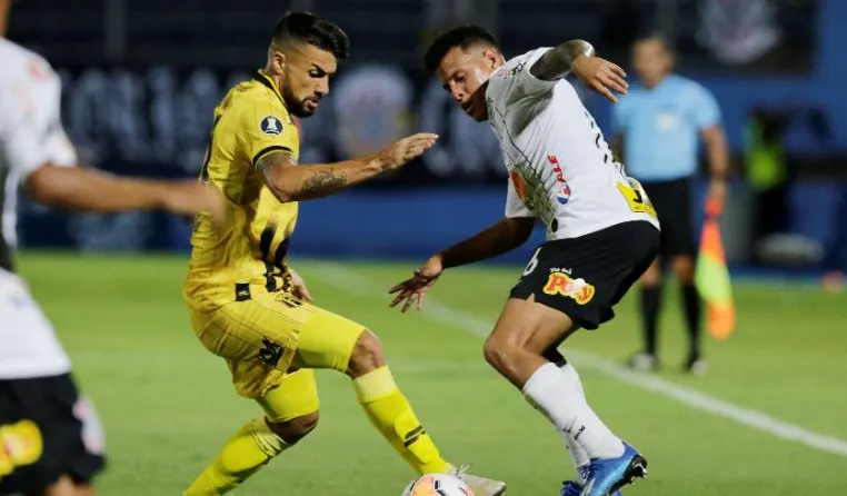 Sidcley em forma e Carlos com moral acirram briga na lateral do Corinthians