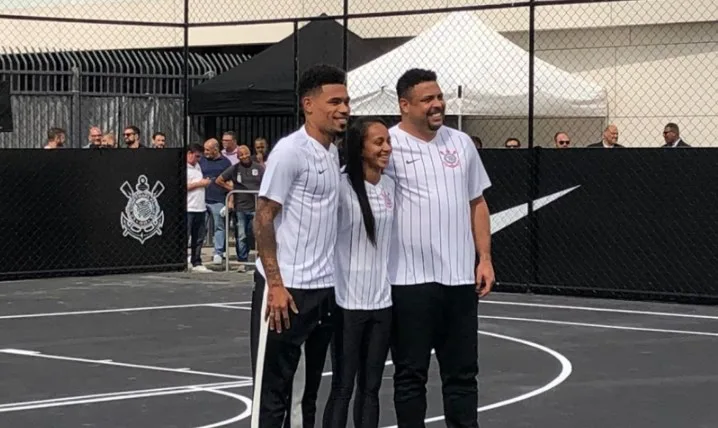 Com homenagem a Ronaldo e quadra nova na Arena, Timão lança camisa