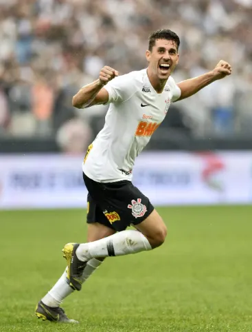 No aniversário de Danilo Avelar, Corinthians relembra gols em clássicos