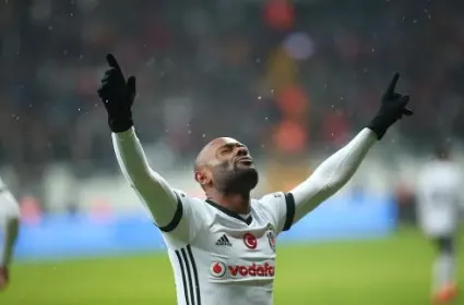 Vagner Love admite proposta do Corinthians e se mostra disposto a voltar